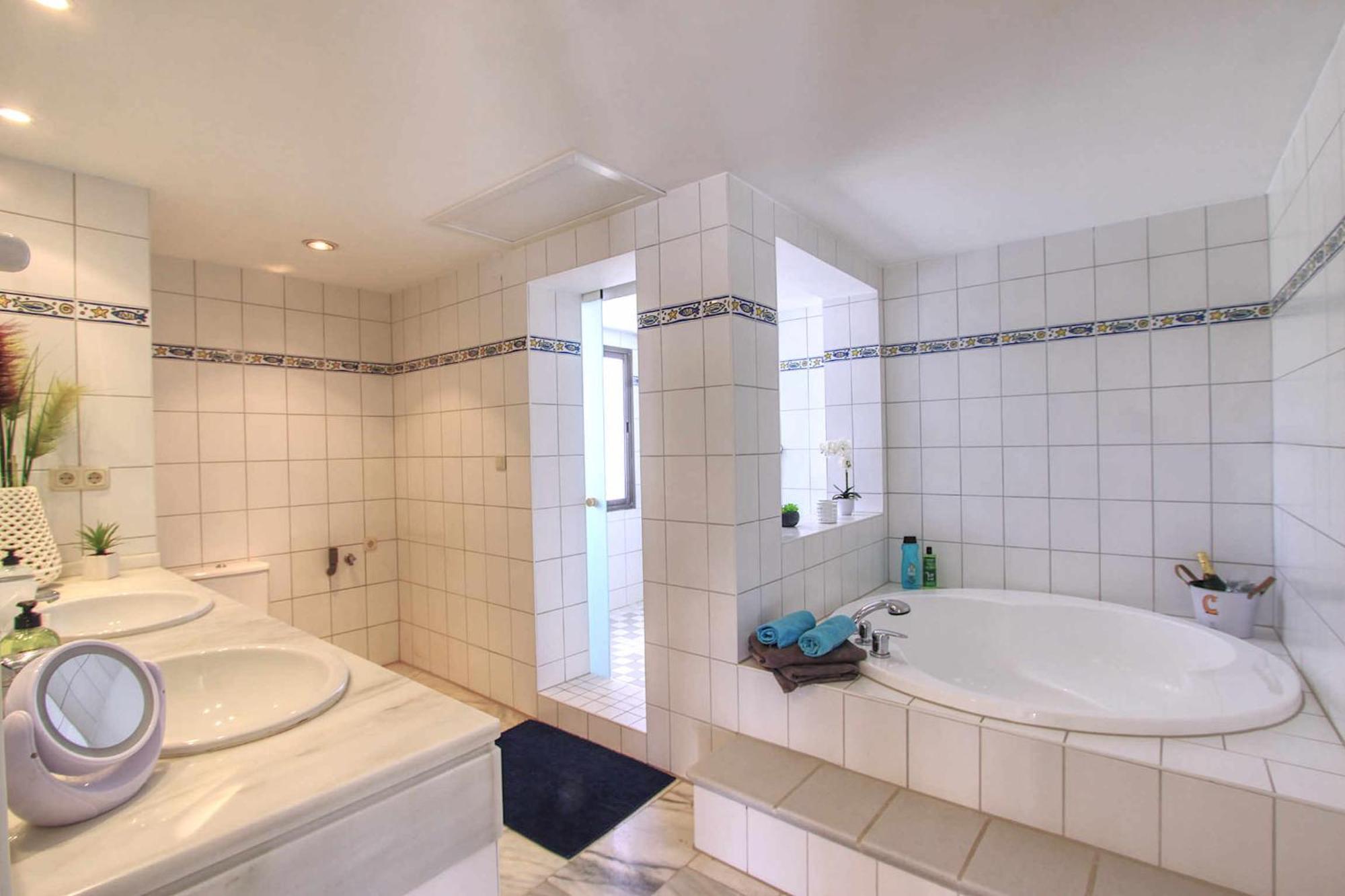1080 Beachfront Penthouse 3 Floors Jacuzzi 2 Pools Wifi Roof Terrace Marbellac