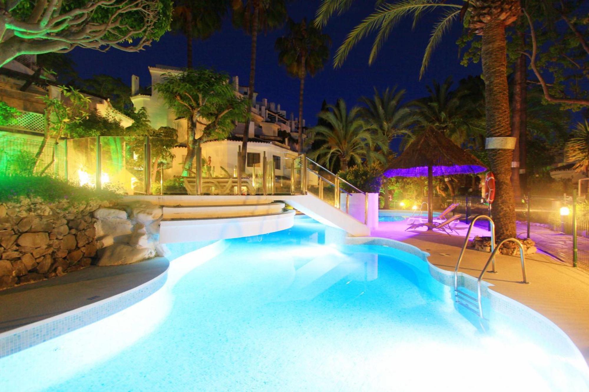1080 Beachfront Penthouse 3 Floors Jacuzzi 2 Pools Wifi Roof Terrace * Marbellac